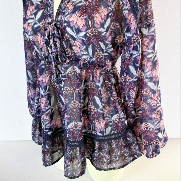 SKYLAR & JADE womens Small LACE UP FRONT top (P)E2 - Picture 3 of 8